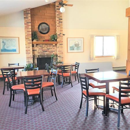 Amerivu Inn & Suites-エイボン エクステリア 写真