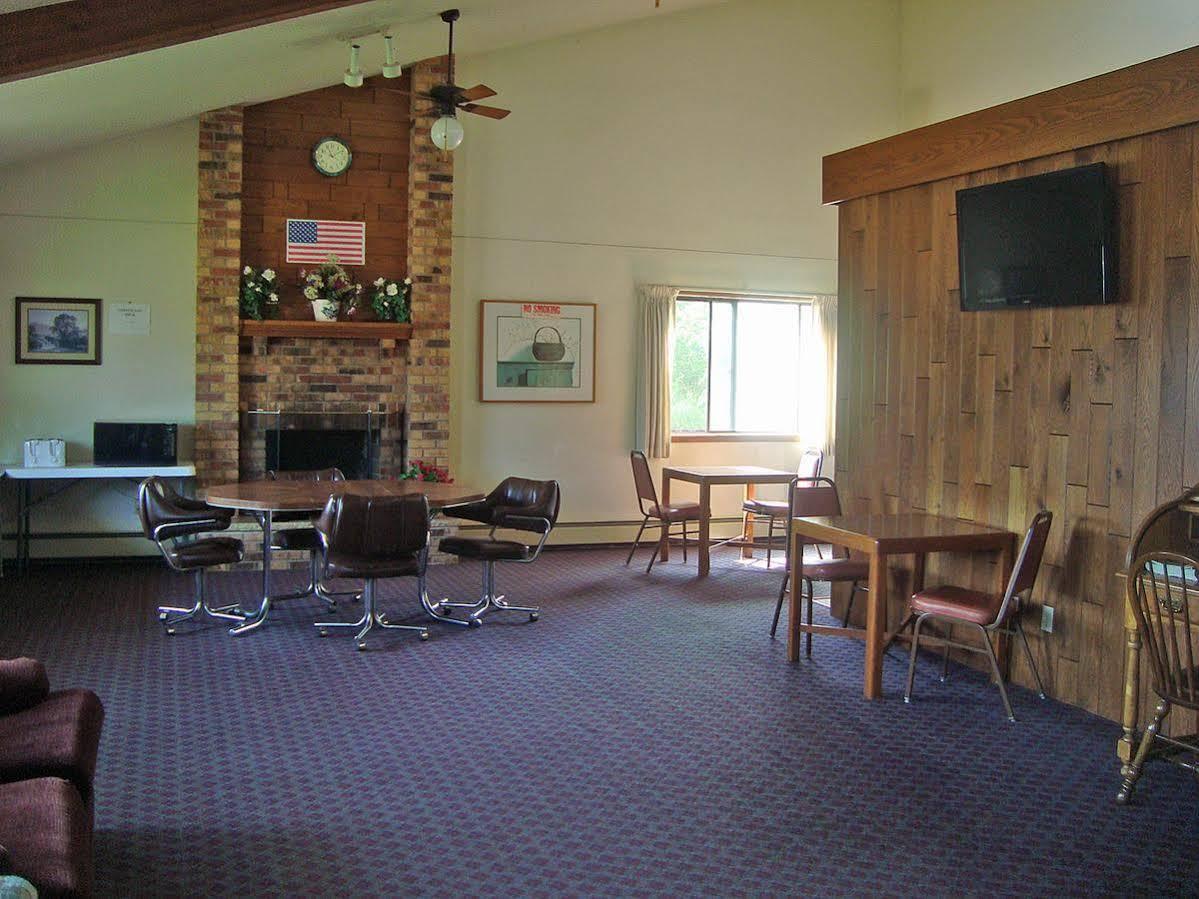 Amerivu Inn & Suites-エイボン エクステリア 写真
